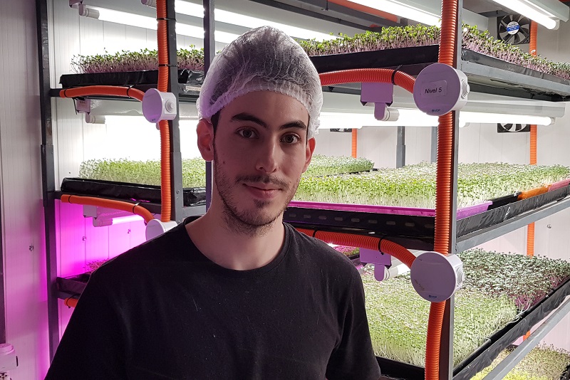 Un agricultor moderno que cultiva con la luz